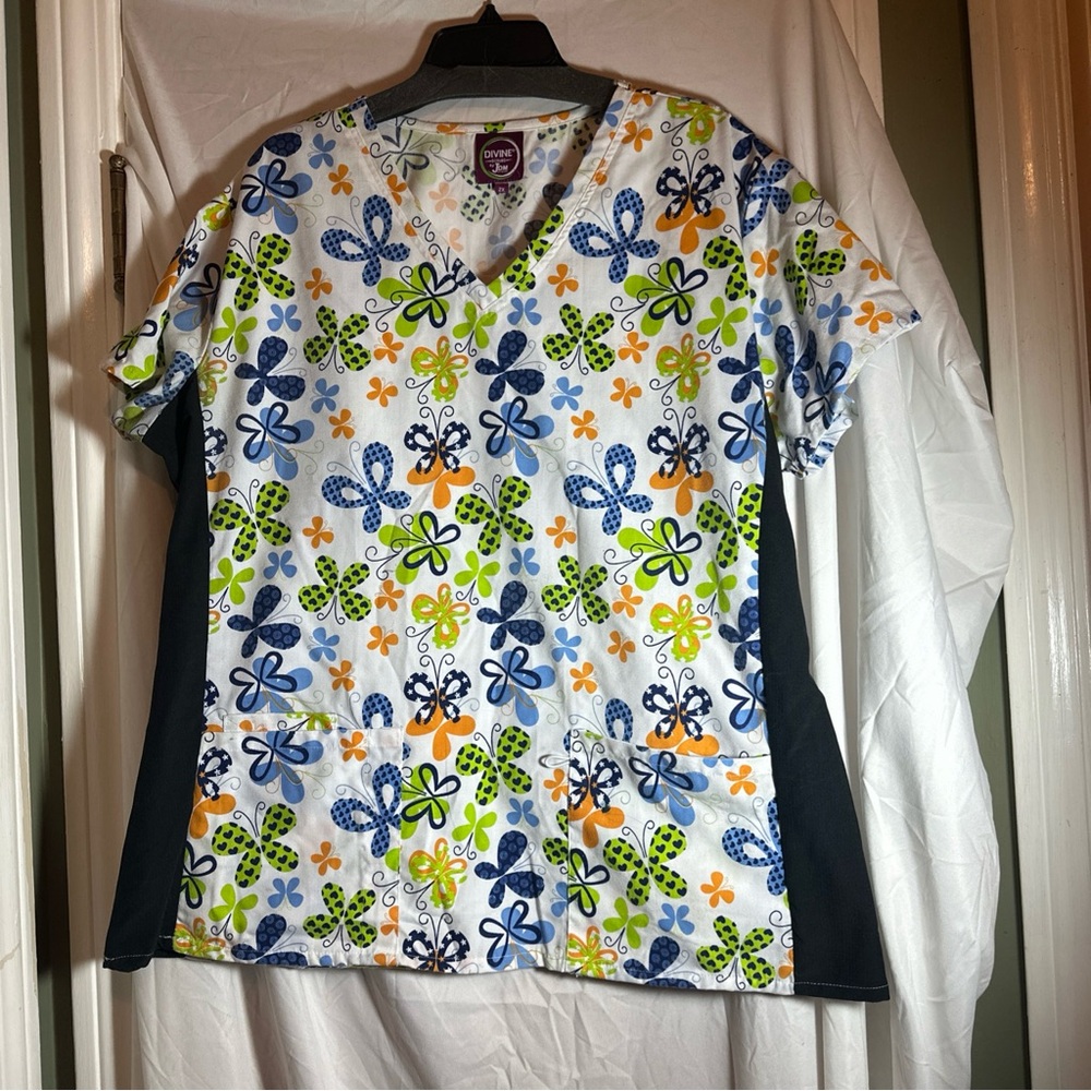 Divine Stretch Blue Butterflies Scrub Top Uniform 3 Pocket Med EUC 2X /Fits As1X
